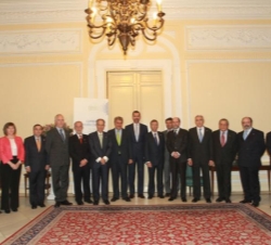 Don Felipe con las autoridades asistentes al acto y la junta directora del Instituto de la Ingeniería de España